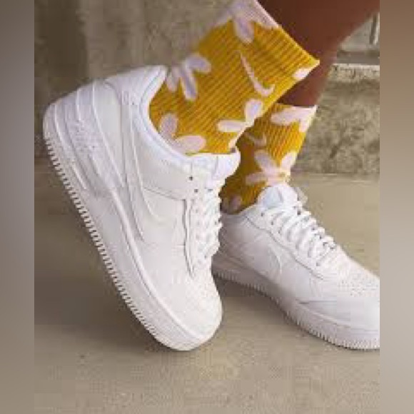 Nike Air Force 1 (women’s 7.5, white) - Picture 1 of 6